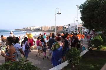 Un pasacalles anima a Melenara a vivir sus fiestas (Foto Briand Rodríguez)